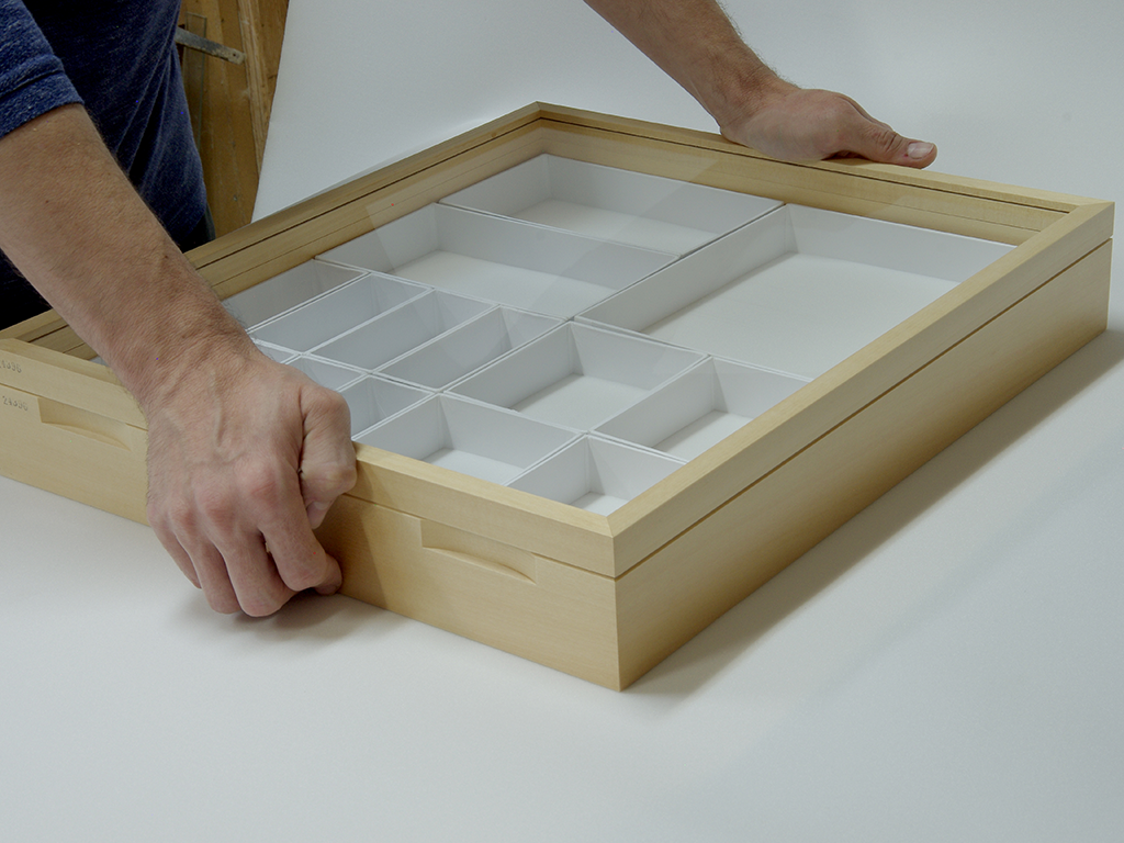Place the drawer cover on the bottom, making sure the same numbers are together. Press the cover on both sides left and right.